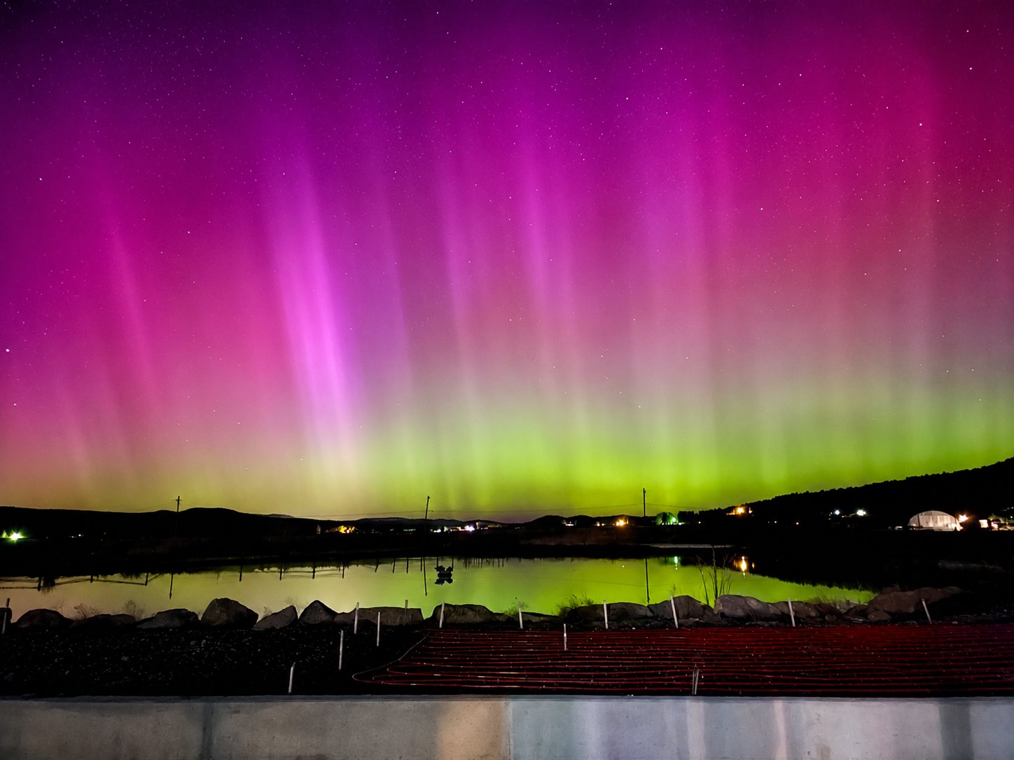 Stars and aurora over Hunters Hot Springs Resort